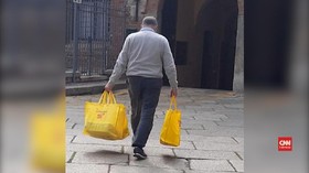 VIDEO: Koki Italia Bawakan Makanan ke Biarawan Selama Pandemi
