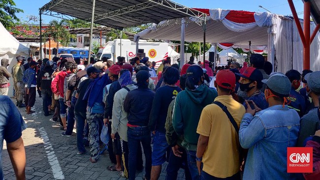 Warga Surabaya antre berdesakan tanpa menerapkan protokol kesehatan seperti physical distancing, dan penggunaan masker, saat mengikuti rapid test yang diadakan Badan Intelijen Negara (BIN), Kamis (4/6).