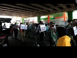 PSBB Transisi, Aparat Long March Sosialisasi Pakai Masker di Pasar Tanah Abang