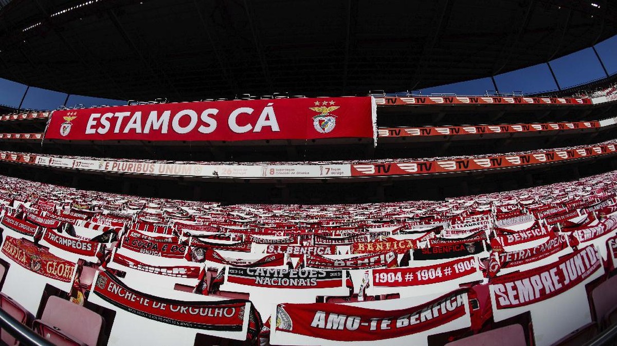 FOTO: Benfica Geser Porto di Tengah Stadion Kosong