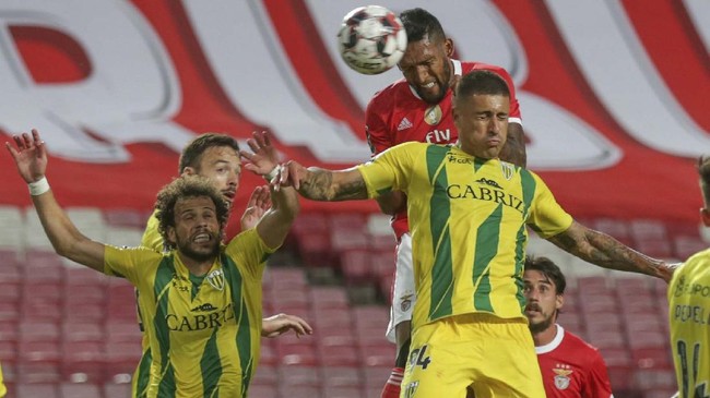FOTO: Benfica Geser Porto di Tengah Stadion Kosong