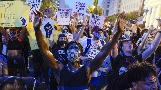 Demonstrators protest, Thursday, June 4, 2020, near the White House in Washington, over the death of George Floyd, a black man who was in police custody in Minneapolis. Floyd died after being restrained by Minneapolis police officers. (AP Photo/Evan Vucci)
