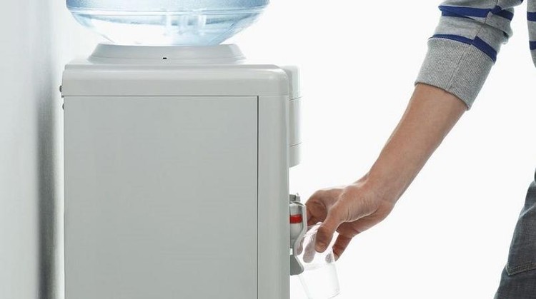 membersihkan dispenser