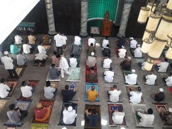 Melihat Persiapan Salat Jumat dengan Kebiasaan Baru di Masjid di Depok