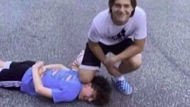 Keterlaluan, Beredar 'George Floyd Challenge' Tindih Leher Pakai Lutut