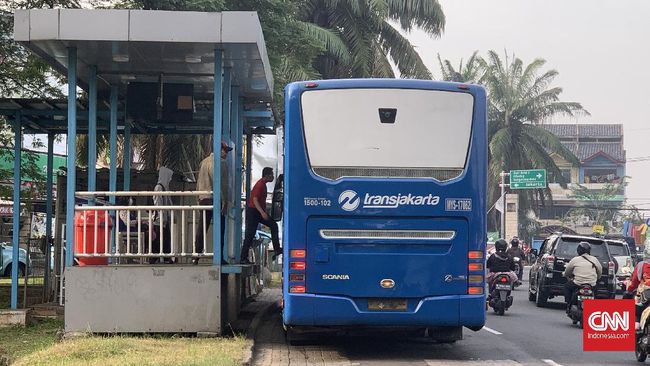 Bus TransJakarta itu baru keluar dari pool saat kecelakaan terjadi sehingga tidak memuat penumpang.