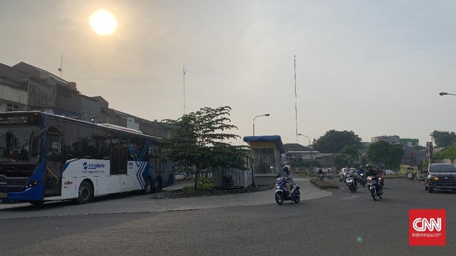 Penumpang TransJakarta yang selama ini menggunakan rute 13B diminta naik rute L13E yang melayani rute Puri Beta-Kuningan Barat sebagai alterntif.