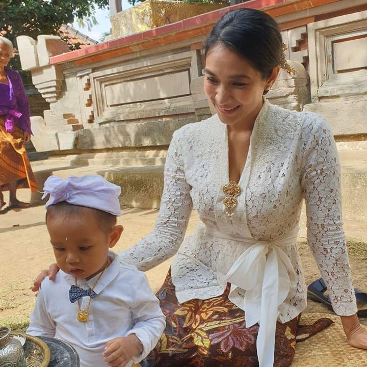 <p>Kalau yang ini anak kedua yang dinamai Tjokorda Ngurah Rayidaru Kerthyasa. Lahir di tahun 2018, sekarang si adik sedang tumbuh lucu-lucunya. (Foto: Instagram @happysalma)</p>