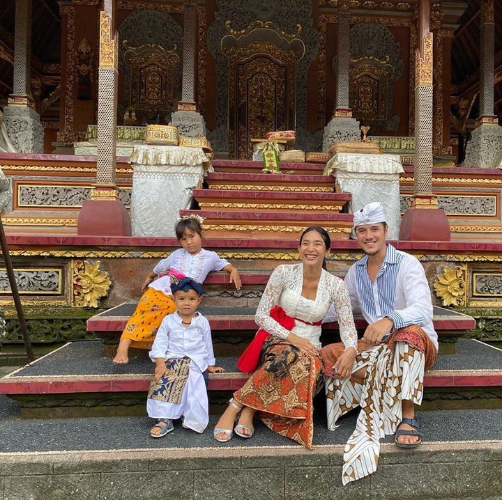 <p>Keluarga Happy Salma sedang merayakan Hari Raya Galungan. Semoga sehat semuanya. (Foto: Instagram @happysalma)</p>