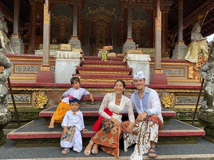 Lama Tinggal di Bali, Intip 7 Potret Bahagia Keluarga Happy Salma