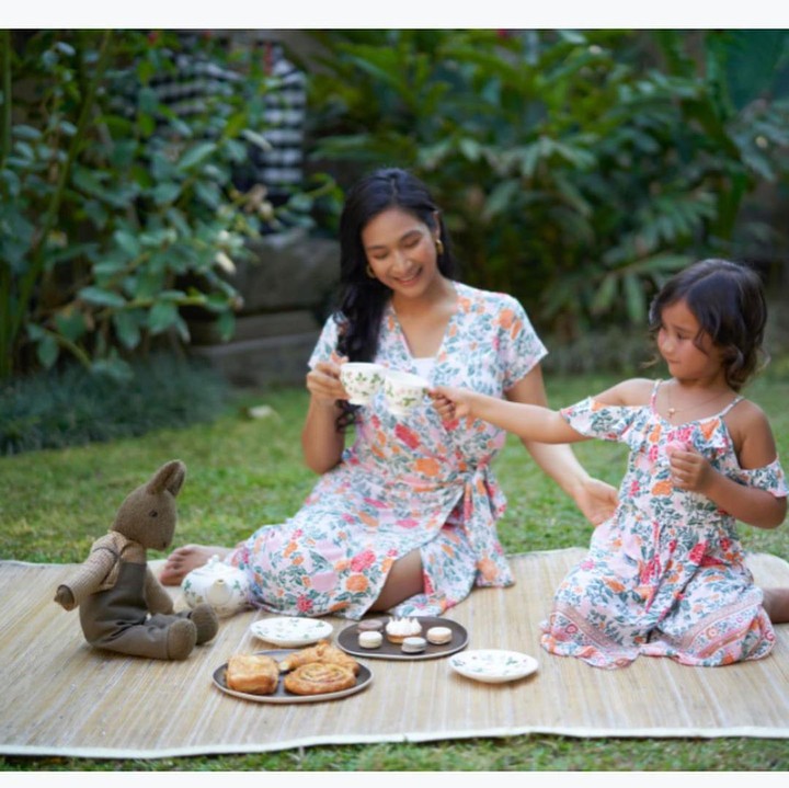 <p>Mereka dikarunia dua anak nih, Bunda. Si sulung bernama Tjokorda Sri Kinandari Kerthyasa pada 2015 silam. Kini, Kinan sudah berusia 5 tahun dan kompak dengan ibundanya. (Foto: Instagram @happysalma)</p>
