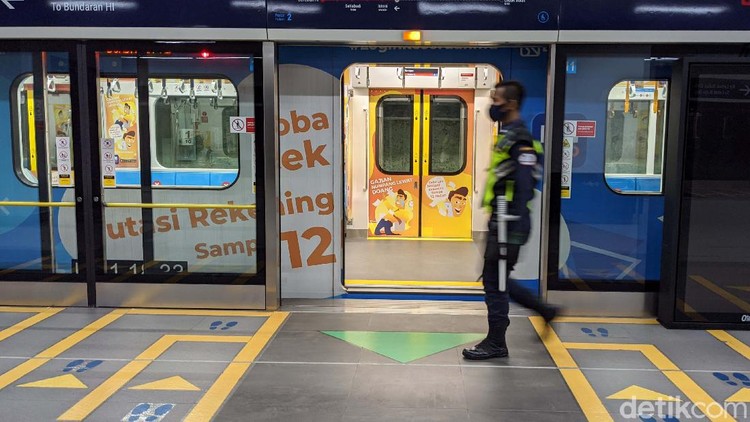 Hari Pertama Normal, MRT Masih Terpantau Lengang MRT Jakarta kembali beroperasi normal pada PSBB transisi fase I. Di Stasiun MRT Lebak Bulus, suasana masih lengang.
