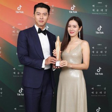 Hyun Bin & Son Ye Jin Tampil Serasi di Baeksang Arts Awards 2020