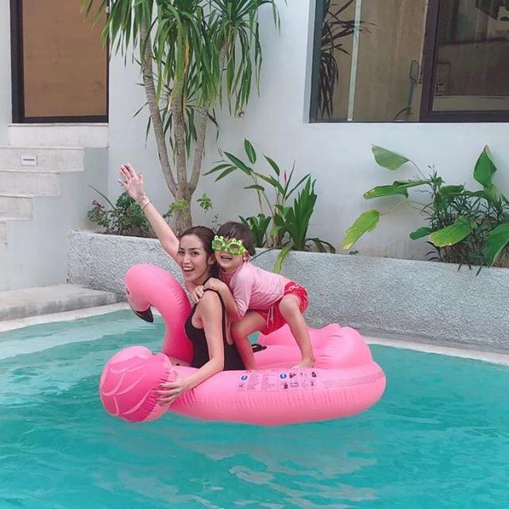 <p>Menghabiskan waktu bareng Mommy Jedar dengan berenang bersama. Pose El yang banyak gaya pun bikin pingin ketawa ya, Bunda. (Foto: Instagram @inijedar)</p>