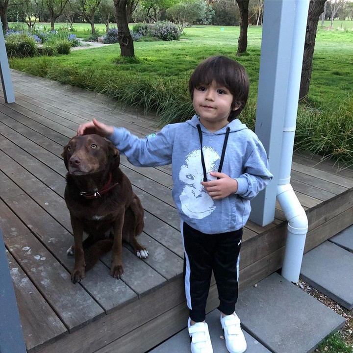 <p>Lama tak terekpose, kini El Barack Alexander sudah beranjak besar nih, Bunda. (Foto: Instagram @inijedar)</p>