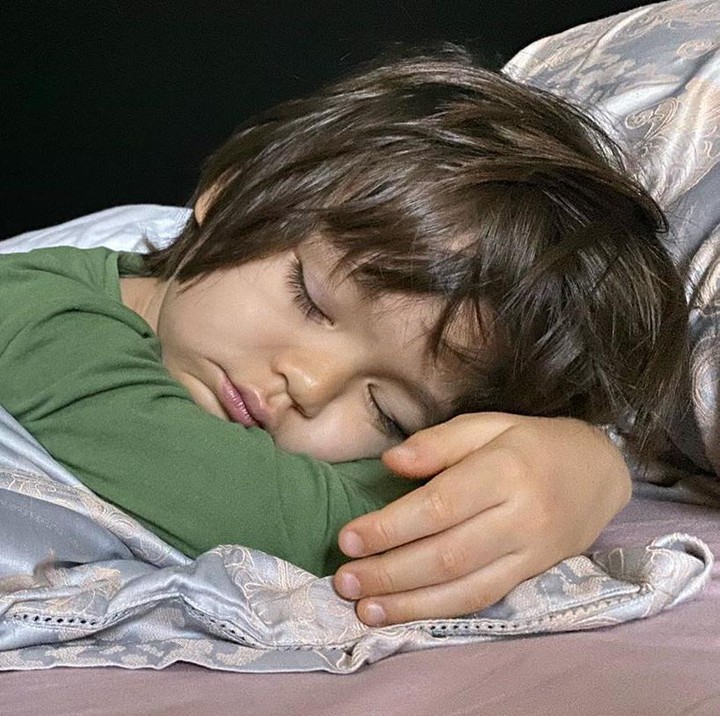 <p>Saat sedang tidur pun terlihat lucu ya. Pulas banget, kira-kira El Barack sedang mimpi apa ini? (Foto: Instagram @inijedar)</p>