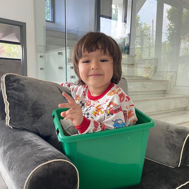 <p>Menghabiskan waktu di rumah aja  memang harus kreatif. Nah, salah satunya mainan box seperti El ini, Bunda, sederhana tapi seru lho buat anak-anak. (Foto: Instagram @inijedar)</p>