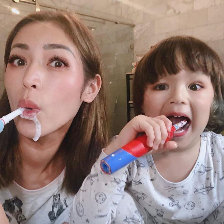 <p>Pagi bangun tidur saatnya gosok gigi dulu biar enggak bau naga. <em>He-he-he.</em> (Foto: Instagram @inijedar)</p>