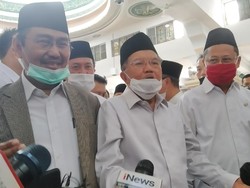 JK: Salat Jumat di Masjid Al Azhar Tertib, Tak Ada yang Rapat-Pakai Masker
