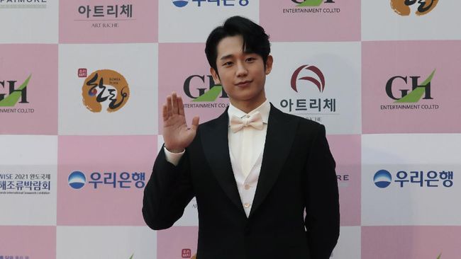 Aktor Jung Hae-in akan bermain dalam serial Netflix, D.P, sebagai seorang tentara yang terjebak dalam situasi rumit.