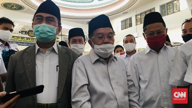 Ketua Dewan Masjid Indonesia (DMI) Jusuf Kalla (JK) saat ditemui usai menunaikan ibadah salat Jumat di Masjid Agung Al Azhar, Kebayoran Baru, Jakarta Selatan pada Jumat (5/6).