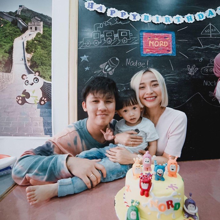 <p>Pelantun lagu Aku Bukan Boneka ini sekarang punya satu anak laki-laki bernama Nord Kiano yang sudah berusia 2 tahun, Bunda. (Foto: Instagram @rinni_w)</p>
