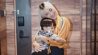 <p>Meski sibuk berkarier di dunia hiburan, Rinni masih tetap dekat dengan putranya ini lho. (Foto: Instagram @rinni_w)</p>