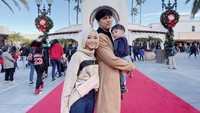 <p>Salah satunya adalah dengan mengajak Nord Kiano liburan. Seperti di foto ini, mereka berlibur ke Universal Studios Hollywood. (Foto: Instagram @rinni_w)</p>