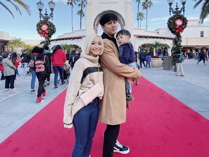 7 Potret Harmonis Keluarga Kecil Rinni Wulandari & Jevin Julian