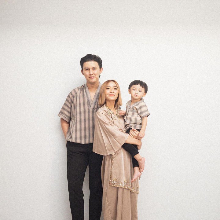 <p>Nah, kalau ini foto kebersamaan Rinni dan keluarga ketika di rumah saja. Meski lebaran hanya di rumah, gaya keluarga kecil ini tetap keren ya, Bunda. (Foto: Instagram @rinni_w)</p>