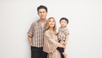 <p>Nah, kalau ini foto kebersamaan Rinni dan keluarga ketika di rumah saja. Meski lebaran hanya di rumah, gaya keluarga kecil ini tetap keren ya, Bunda. (Foto: Instagram @rinni_w)</p>