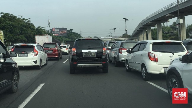 Aksi pungli tersebut dilakukan oleh tiga orang Polantas di KM 0+700 ruas Tol Halim, pada Kamis (4/7).