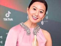 Gaya Para Selebriti di Red Carpet Baeksang Arts Awards 2020