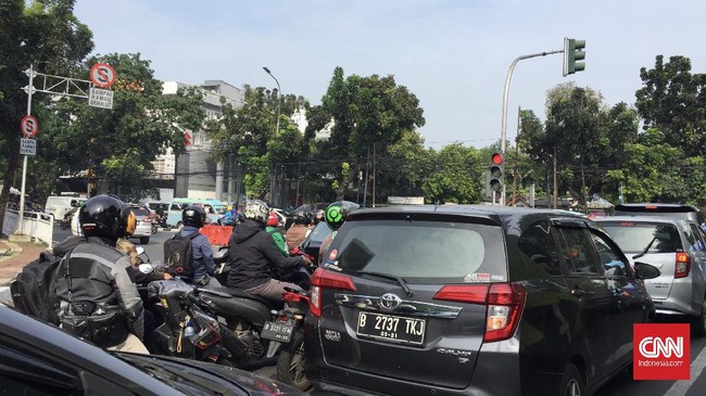 Pemotor pengetuk kaca mobil untuk meminta uang terjadi di Surabaya, kini sudah ditangani Satpol PP dan Kepolisian.