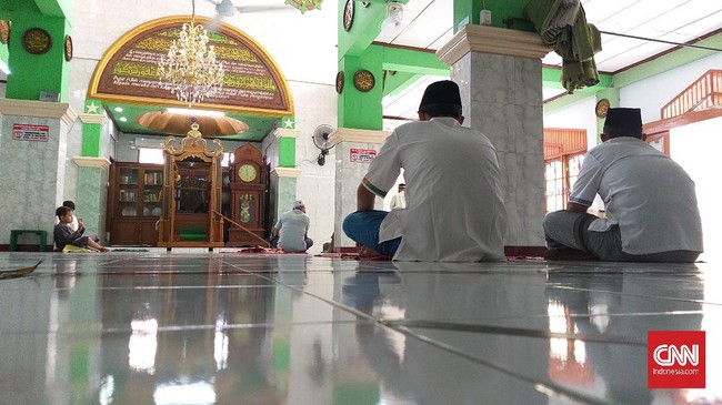 Masjid Jami Al Islah, Petamburan, Jakarta Pusat dekat kediaman Imam Besar FPI Rizieq Shihab menggelar salat jumat perdana usai PSBB, Jumat (5/6).