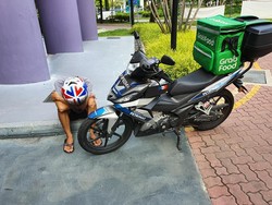 Ojol Pingsan Saat Kirim Makanan, Pria Ini Gantikan Tugasnya