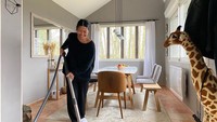 <p>Interior rumah Anggun didominasi dengan warna earhty tone seperti cokelat, beige, dan putih. Ia juga menyimpan sejumlah pernak pernik sebagai dekorasi rumah. (Foto: Instagram/@anggun_cipta)</p>