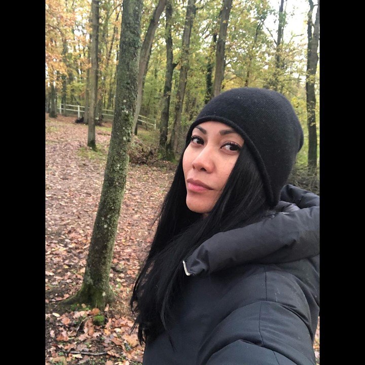 <p>Tak banyak yang tahu jika selama ini Anggun tinggal di rumah yang sangat nyaman di Prancis. Rumah penyanyi legendaris itu dibangun di pinggiran hutam lho, Bunda. (Foto: Instagram/@anggun_cipta)</p>