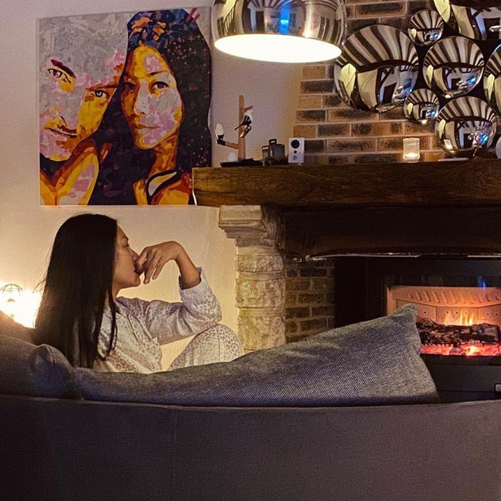 <p>Bagian interior rumah Anggun juga tak kalah menarik. Rumahnya terasa hangat dengan nuansa kayu yang alami. (Foto: Instagram/@anggun_cipta)</p>