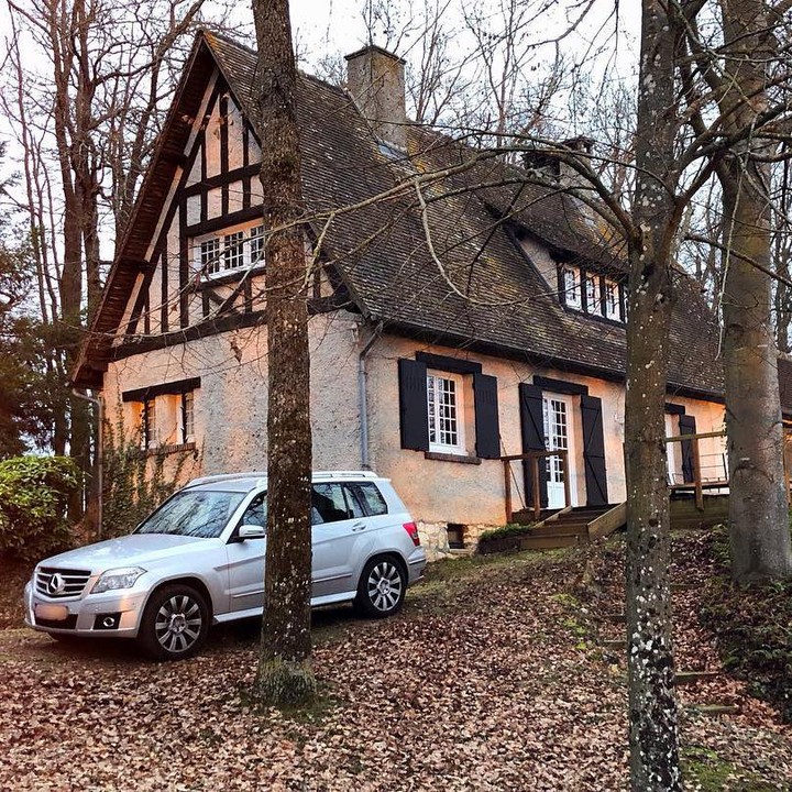 <p>Pertama ada rumah Angun C Sasmi, Bunda. Kini keluarganya menetap di Prancis, tepatnya di Normandy, wilayah Prancis Utara. Mereka memiliki sebuah country house di tengah hutan, yang jauh dari hiruk pikuk perkotaan. (Foto: Instagram @anggun_cipta)</p>