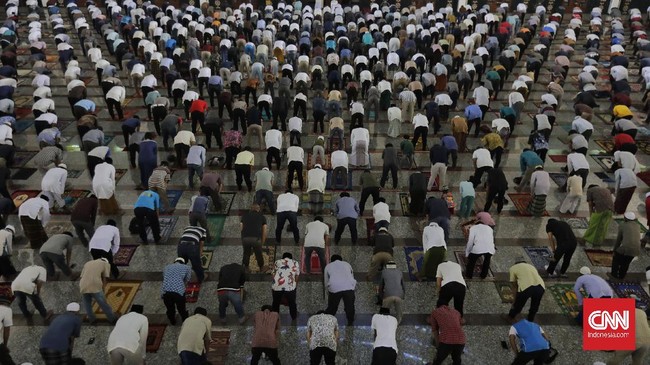 Positif corona di Indonesia menembus 200 ribu kasus. MUI meminta umat Islam tak melaksanakan salat berjemaah di masjid.