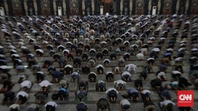 FOTO: Salat Jumat Perdana di Masa PSBB Transisi