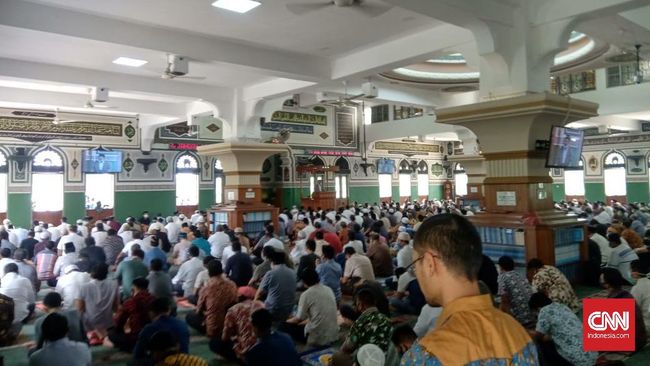 MUI Sulsel memperbolehkan pelaksanaan ibadah Salat Tarawih di masjid-masjid di Sulsel dengan merapatkan saf pada bulan Ramadan mendatang. 