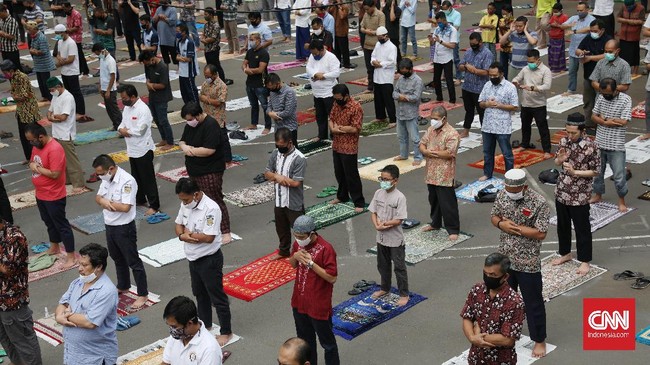Umat muslim melaksanakan salat jumat di Masjid Cut Meutia, Jakarta, Jumat, 5 Juni 2020. Salat Jumat perdana di tengah penerapan aturan PSBB Transisi dengan mematuhi protokol kesehatan seperti jarak fisik, cek suhu tubuh dan mencuci tangan. CNNIndonesia/Safir Makki