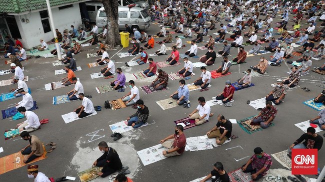Umat muslim melaksanakan salat jumat di Masjid Cut Meutia, Jakarta, Jumat, 5 Juni 2020. Salat Jumat perdana di tengah penerapan aturan PSBB Transisi dengan mematuhi protokol kesehatan seperti jarak fisik, cek suhu tubuh dan mencuci tangan. CNNIndonesia/Safir Makki