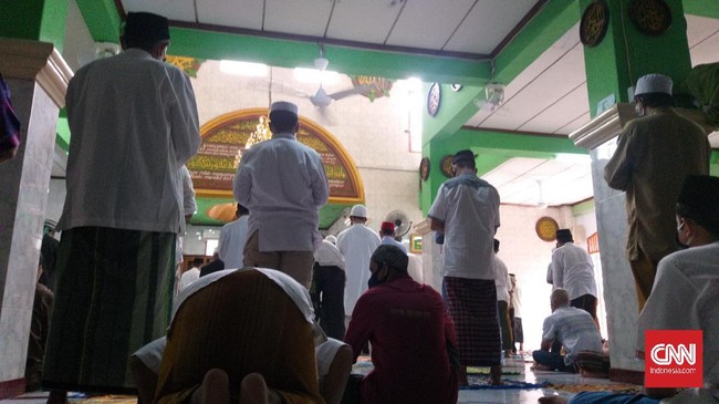 Masjid Jami Al-Ishlah, Petamburan, dekat rumah Imam Besar FPI Riziew Shihab menerapkan physical distancing dalam Salat Jumat perdana saat PSBB, Jumat (5/6).