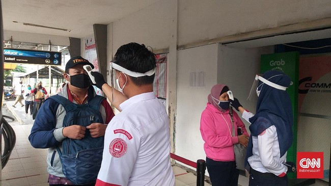 Stasiun Depok masih belum dipadati komuter di hari pertama perpanjangan PSBB DKI Jakarta dan Bodebek, Jumat (5/6).