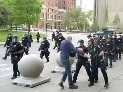 Aksi Polisi New York Pukul Lansia Hingga Jatuh dan Berdarah Tuai Kecaman