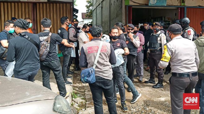 Pontianak, CNN Indonesia -- Seorang terduga teroris ditangkap oleh Densus 88 Anti Teror Brimob Polda Kalbar, di Kabupaten Mempawah, Jumat (5/6/2020) sekira pukul 10.00 WIB.