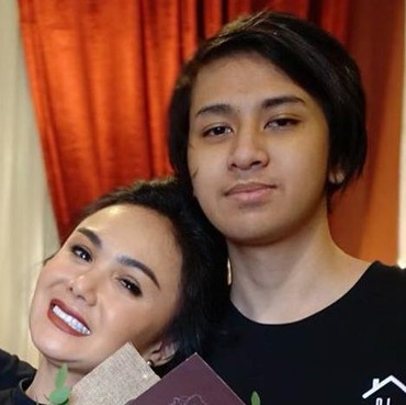 Anaknya Wisuda Virtual, Yuni Shara: Selamat Meneruskan Hidup Nak